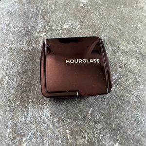 Becca sunlit bronzer in capri coast 
Luminous bronzer 💕